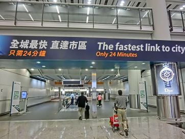 HK_Intrenational_Airport_Terminal_香港國際機場_Airport_Express_tran_Station_HKIA_sign_Oct-2013